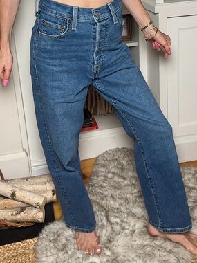 Classic Straight-Leg Levi’s Ribcage Jeans in Medium Blue